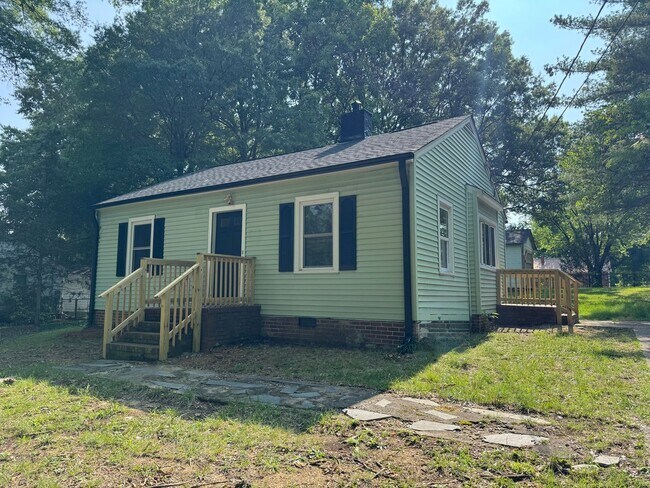 Building Photo - 2bed/1bath w/ detached garage!