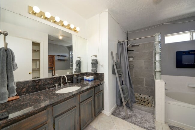 Building Photo - Fully Furnished 3-Bedroom Home Near Petroglyph Monument