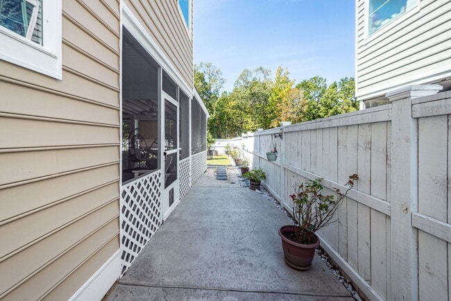 Building Photo - 4 Bedroom, 3.5 Bathroom Home in Summers Co...