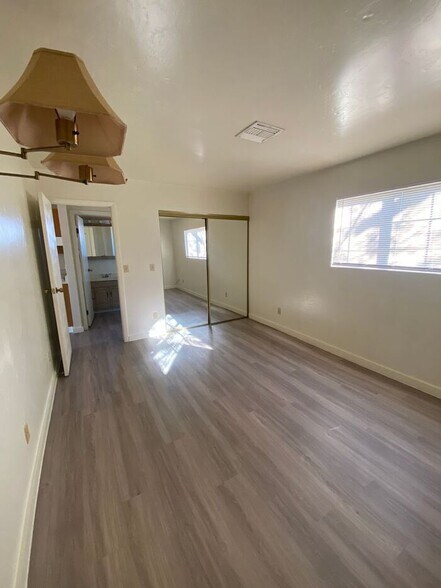 Building Photo - 1416 E Linden St