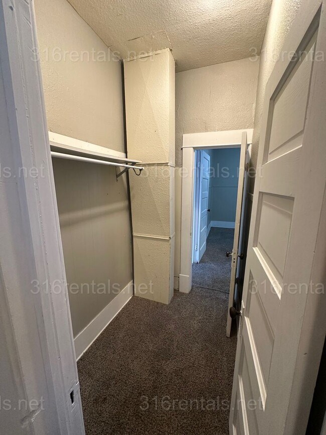 Building Photo - $1049 - 3 bedroom 1 bath - Single Family Home