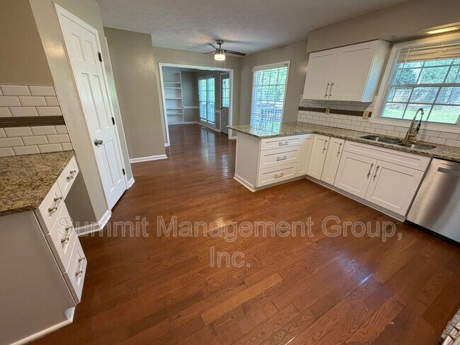 Building Photo - 1611 Ellington Rd SE