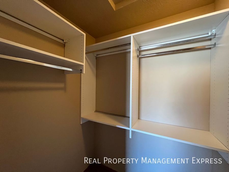 Building Photo - 2 Bedroom 2 Bathroom Townhome w/ a Single Stall Attached Garage in SW Sioux Falls