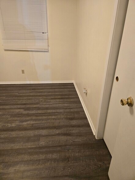Building Photo - 513 N Oak Ave