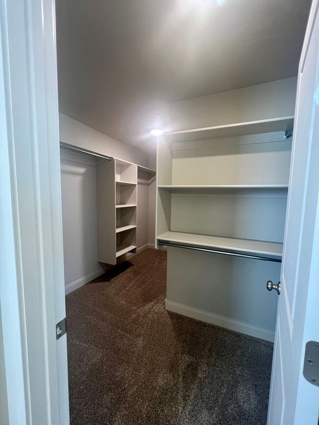 Building Photo - Beautiful 3 bedroom, 2.5 bathroom townhome!!