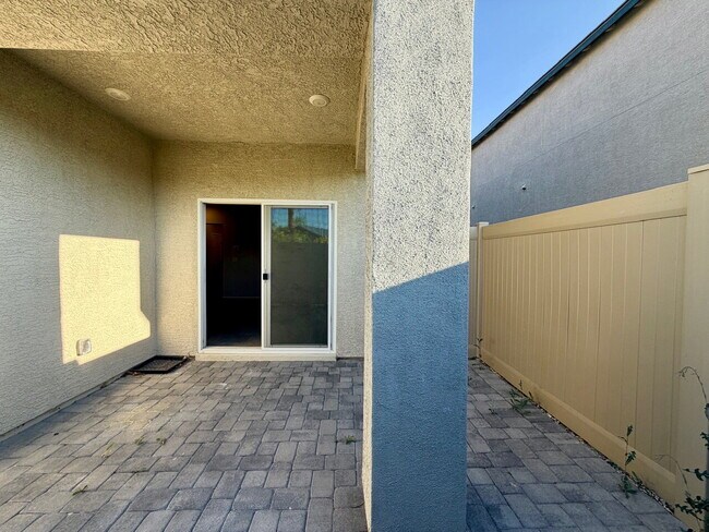 Building Photo - GATED 4 BED 2.5 BATH 2 CAR GARAGE SINGLE FAMILY HOME w/ LOFT, BEDROOM DOWNSTAIRS, NEXT TO COMMUNI...