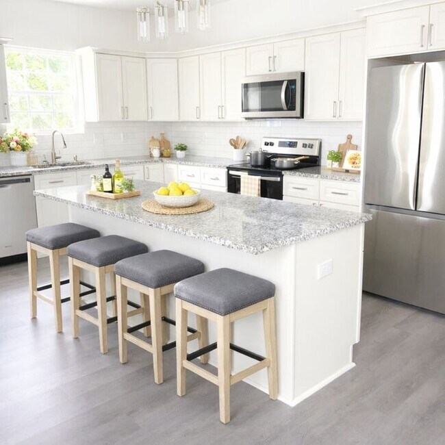 Building Photo - !! SPECIAL HALF OFF SECOND MONTH'S RENT!!! Updated 3BR 2BA  Home w/ Renovated Kitchen near Downto...