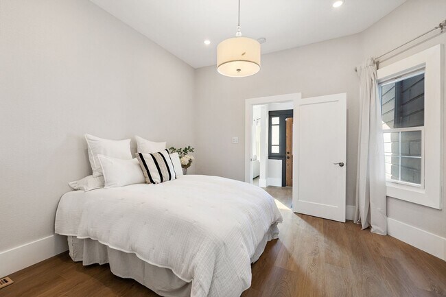 Building Photo - 115 Cuvier St
