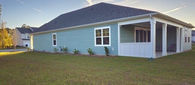 Building Photo - Live the Dream: Luxury Golf Course Living Awaits!