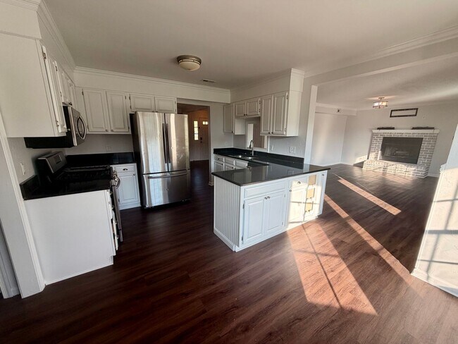 Building Photo - 848 Daimler Dr
