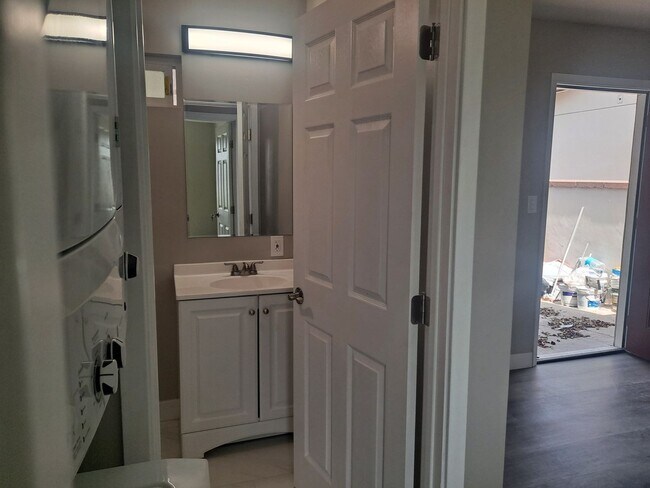 Building Photo - downstairs 1 bedroom /Split AC/ washer and...