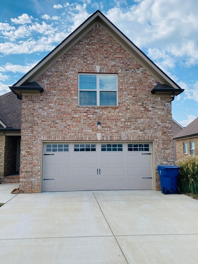 Building Photo - Luxury Home in Sango