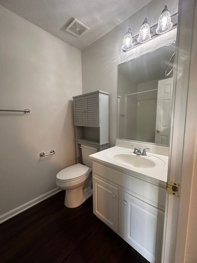 Building Photo - Cozy 2BR 2BA Condo in High Point