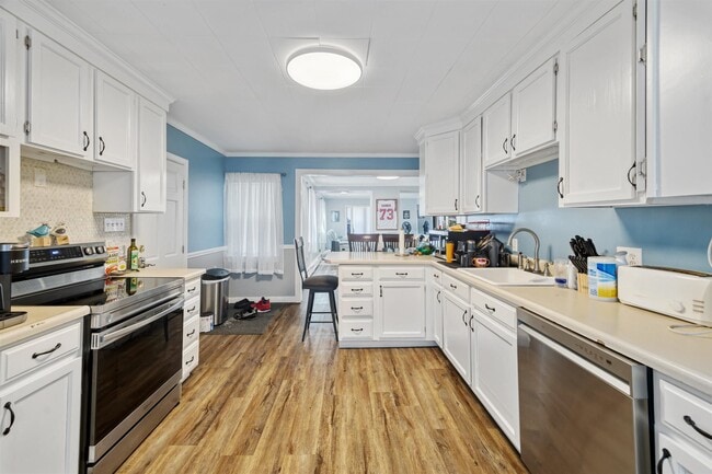 Building Photo - 429 Cartier St