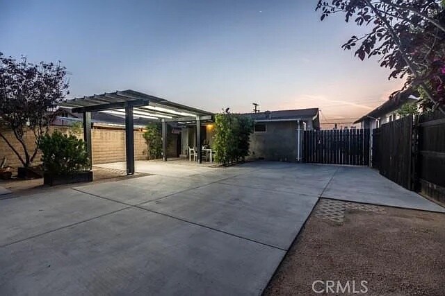 Building Photo - 958 Camulos St