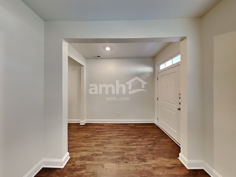 Building Photo - 618 Rivermist Dr