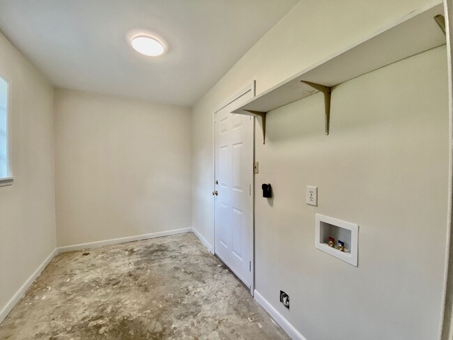 Building Photo - Immaculate 3 Bedroom 1.5 Bath