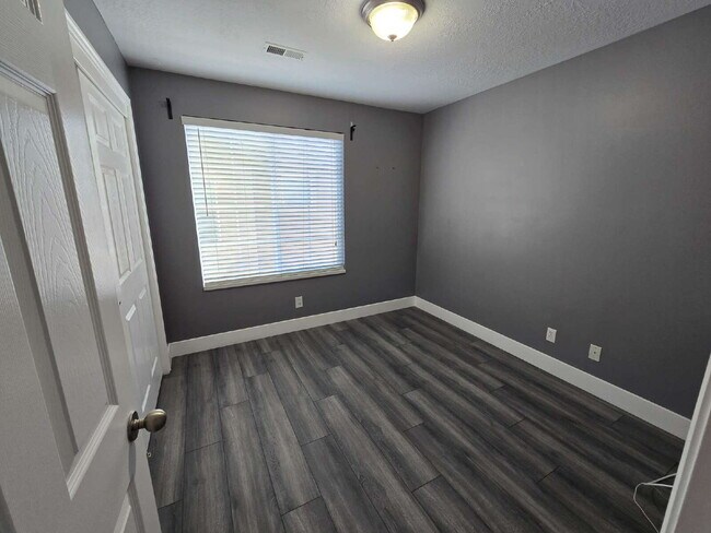 Building Photo - "Charming 3-Bed Townhouse Retreat in North...