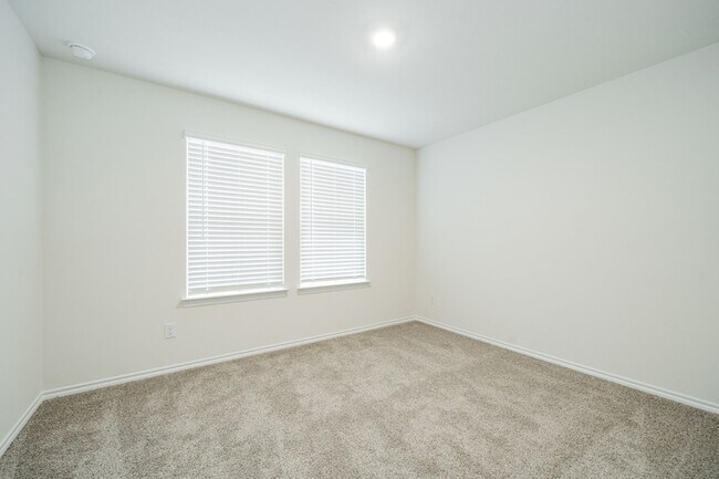 Building Photo - 2126 Thornton Dr