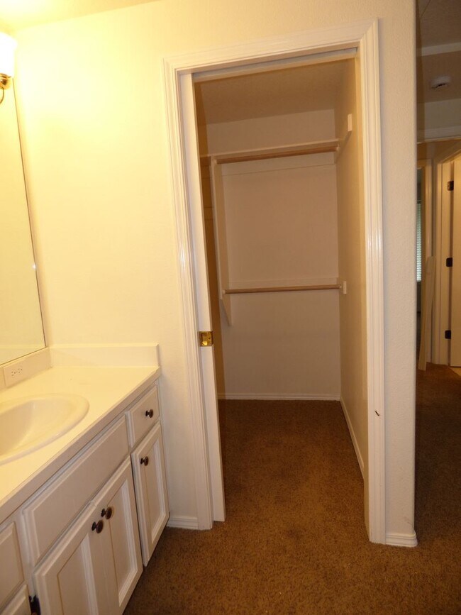 Building Photo - 3 Bed 2 bath home in North Salem!