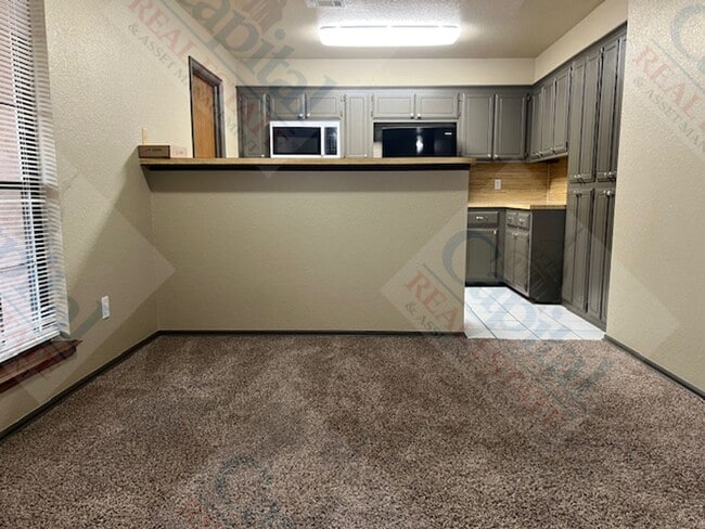 Building Photo - 2 Bedroom Duplex