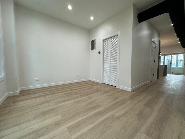 Building Photo - 1721 W Pierce Ave
