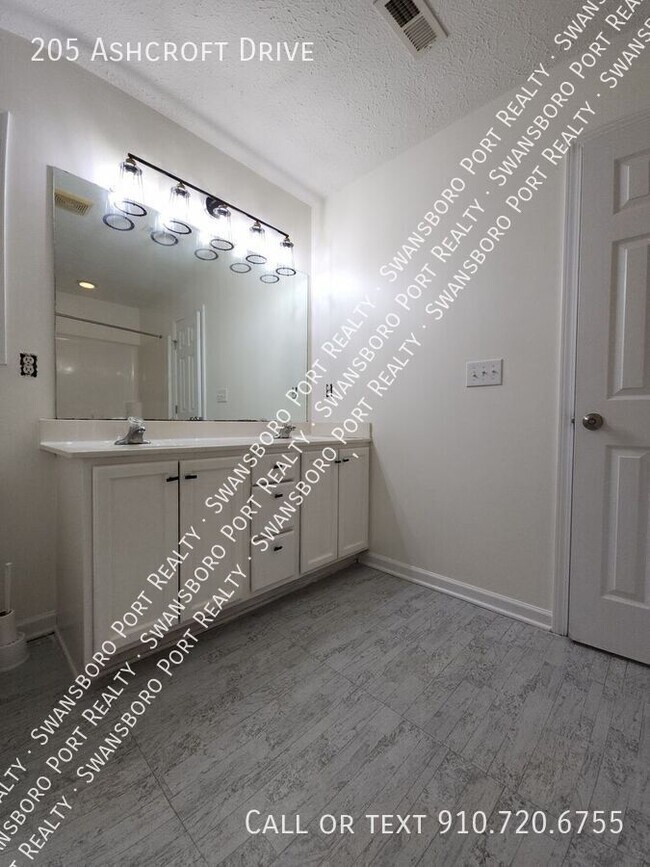 Building Photo - 205 Ashcroft Dr