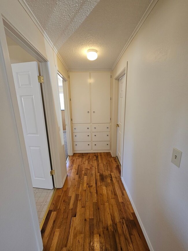 Building Photo - Charming Home on Quiet, Dead-End Street