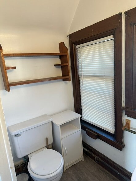 Building Photo - 105-1 Bool St