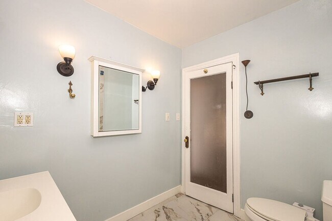 Building Photo - Warm & Welcoming Home Near Melrose with Room to Live, Work & Create