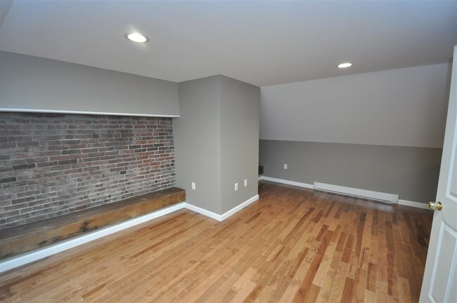 Building Photo - 16 Central St