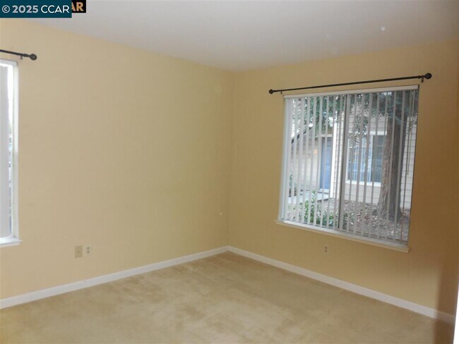 Building Photo - 120 Reflections Dr