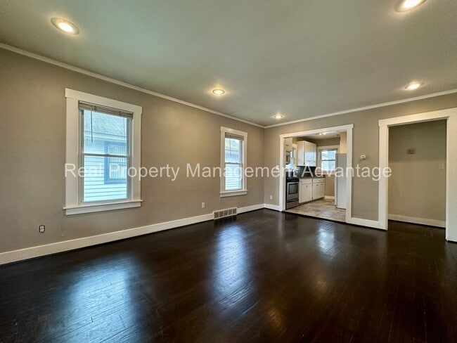 Building Photo - 2 Bedroom Open Floorplan Steps from Downtown Royal Oak!
