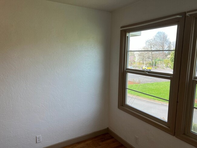 Building Photo - 3 Bed, 1.5 Bath near Rose Garden and Willamette River bike path in Whiteaker