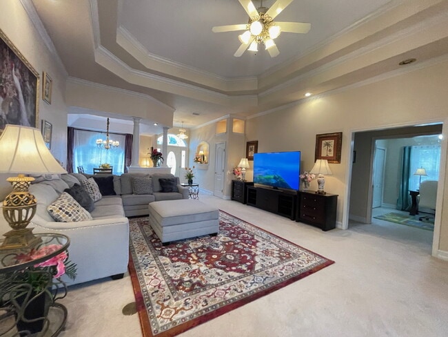 Building Photo - 4Br/2.5Ba Huge home with a sunroom