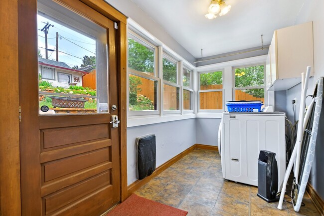 Building Photo - Charming Westside 4 Bedroom Home