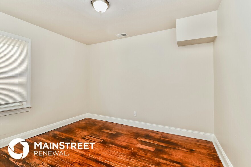 Building Photo - 1025 S 40th St