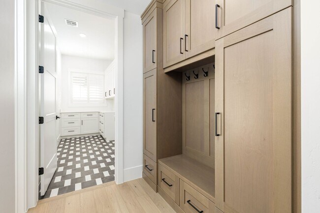 Building Photo - Brand New 6 Bed 4 Bath Rental with pool Near Sand Hollow!