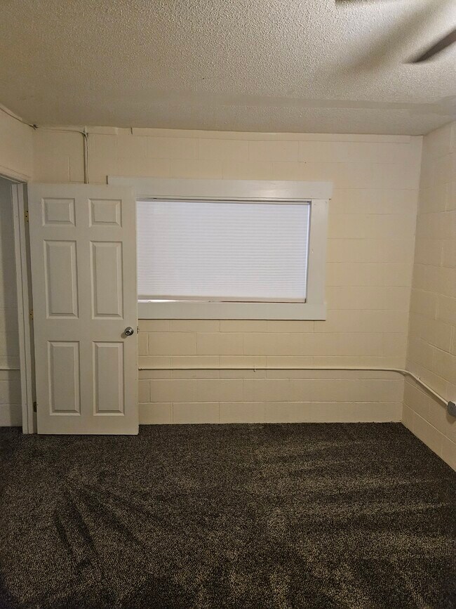 Building Photo - 204 8th St