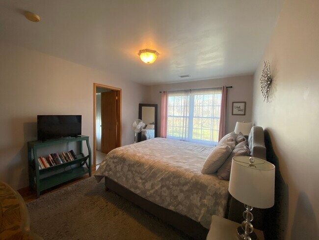 Building Photo - Gorgeous 3 bedroom 2.5 bath with one stall detached garage and fenced in backyard for rent!