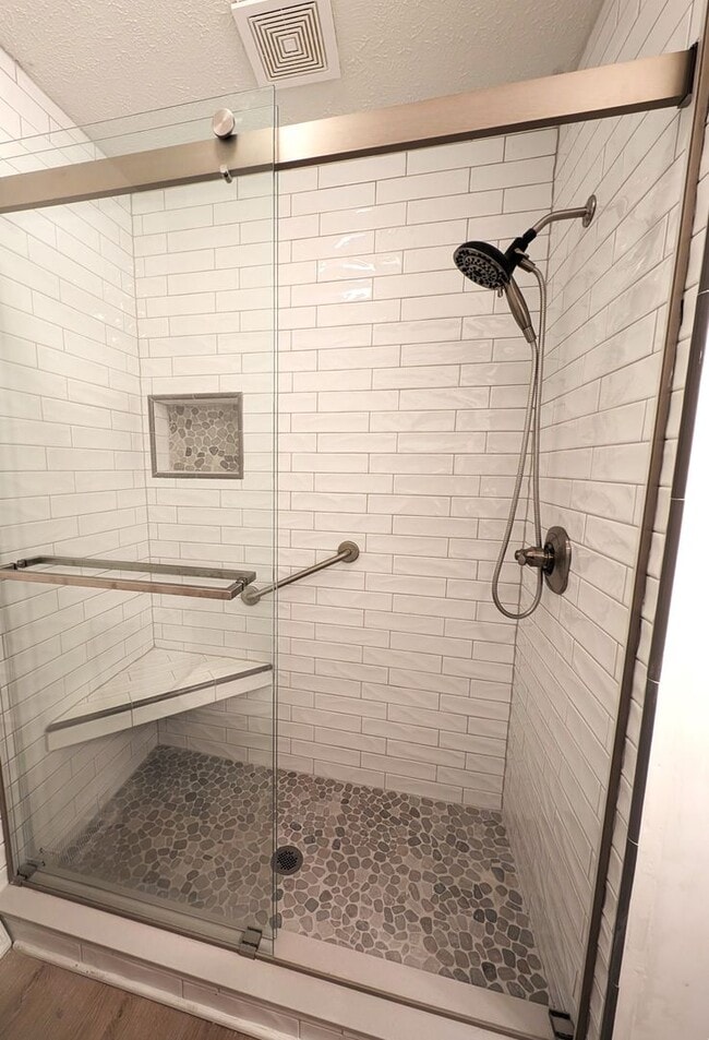 Building Photo - CherryVille Downtown, 3 bedroom, 100% Upgraded.