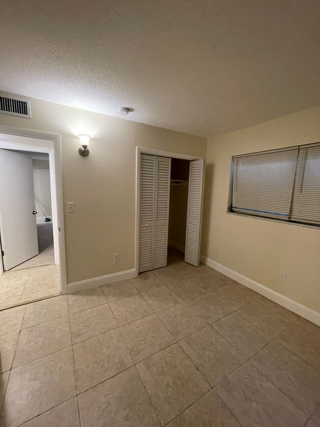 Building Photo - 15225 NE 6th Ave