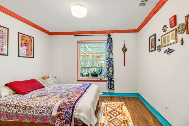 Building Photo - "Charming 3-Bed, 2-Bath Oasis on West Mistletoe Avenue – Spacious 1140 Sq Ft in San Antonio!"