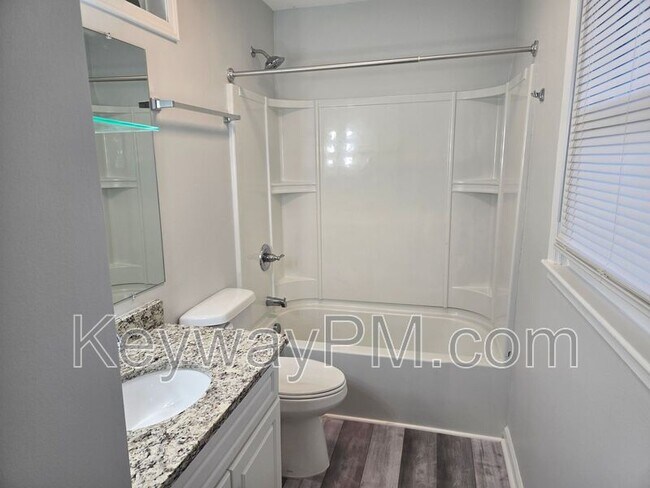 Building Photo - 4580 Hickory Dr