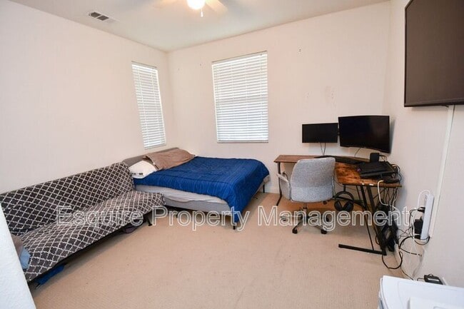 Building Photo - 527 Elm Cottage Ct
