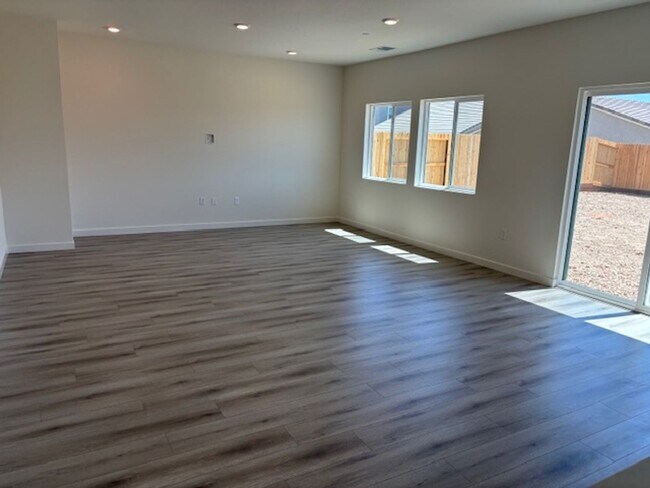 Building Photo - Brand New DR Horton Smart Home with 5 Bedr...