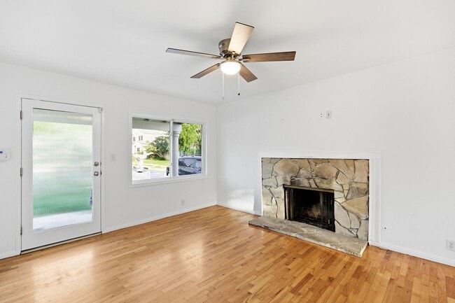 Building Photo - Beautiful 3 Bed + 2 Bath House + Front & Back Yard, Garage, Driveway