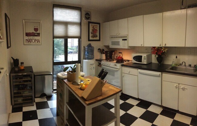 Kitchen - 389 N St SW