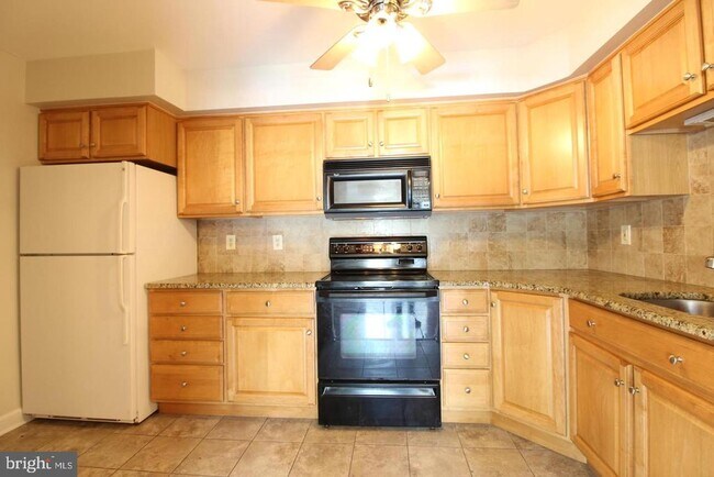 Building Photo - 3123 Sayre Dr