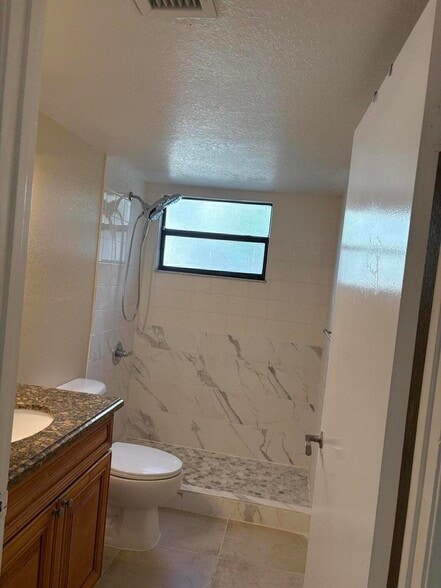 Building Photo - 1545 Lake Crystal Dr